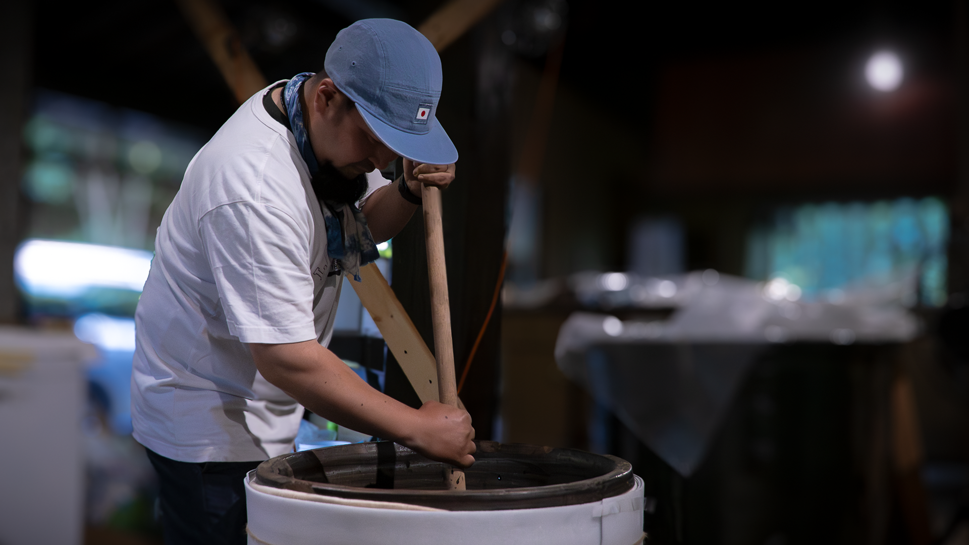 染料の藍を仕込む藍染屋ミオカザロ代表